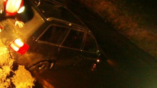 Okuninka: Kierowca omal nie zabił pieszych, skończył w rzece. Proponował policji 700 euro