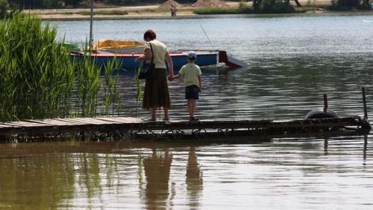 "Okuninka nie będzie kurortem uzdrowiskowym". Radni uchylili uchwałę ws. ciszy nocnej nad jez. Białym