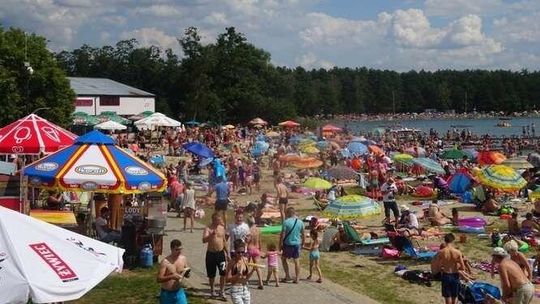 Okuninka. Ochroniarz chciał uspokoić klienta. Usłyszał prokuratorskie zarzuty