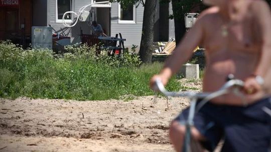 Okuninka: Pijany jechał samochodem po plaży i ugrzązł