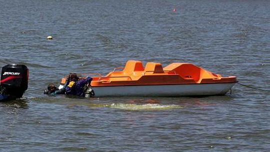 Okuninka: Wypożyczył im zepsuty rower wodny, omal nie utonęli