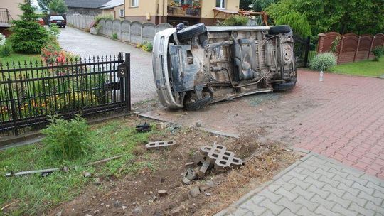 Olbięcin: Bus przewrócił się na bok i wpadł na posesję