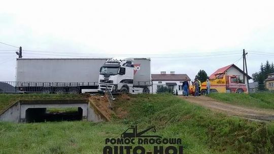 Olbięcin: Ciężarówka wypadła z drogi