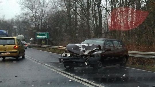 Olbięcin: Samochód ciężarowy zderzył się z golfem
