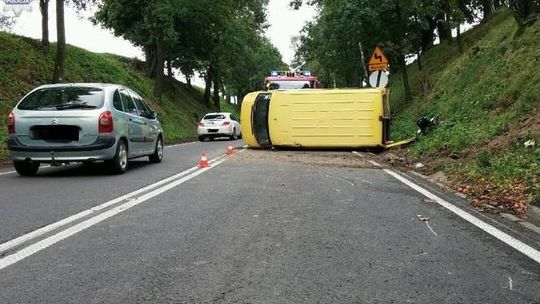 Olbięcin: wypadek busa na drodze nr 74. Są poszkodowani