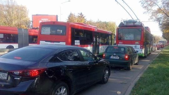 Olbrzymi korek tworzy się na al. Kraśnickiej w Lublinie [zdjęcia, wideo]