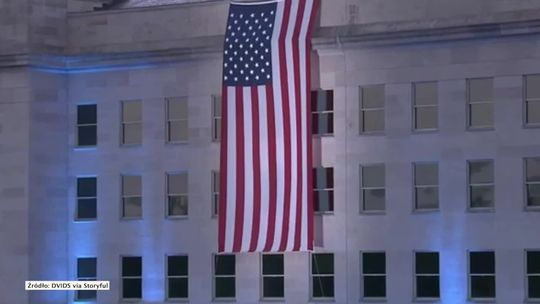 Olbrzymia flaga zawisła na budynku Pentagonu. 20. rocznica ataków z 11 września 2001 roku