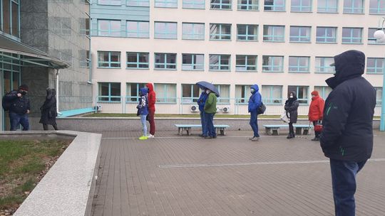 Olbrzymia kolejka pod ZUS w Lublinie. „Ojciec choruje na nogi, musieliśmy stać w deszczu”