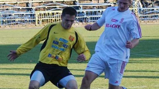 Olender nadal nie trenuje, w Poniatowej negocjują z piłkarzami