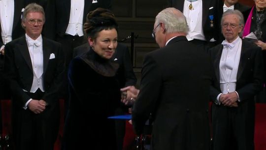Olga Tokarczuk odebrała Nagrodę Nobla z rąk króla Szwecji na ceremonii w Sztokholmie