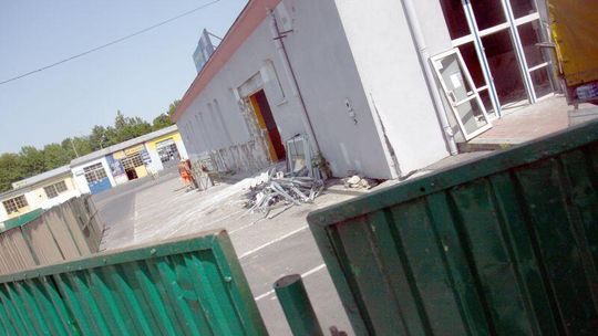 Olimp burzy centrum motoryzacyjne i buduje multipleks
