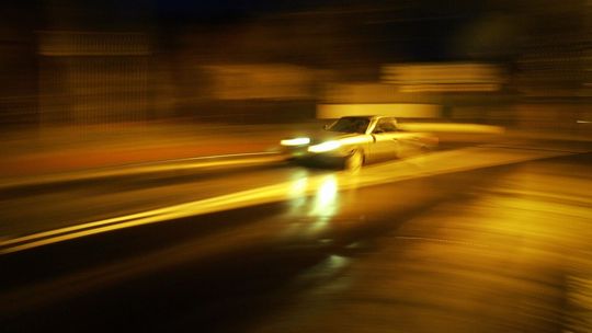 Omal nie rozjechał kobiety z dwójką dzieci. Musiała uciekać do rowu