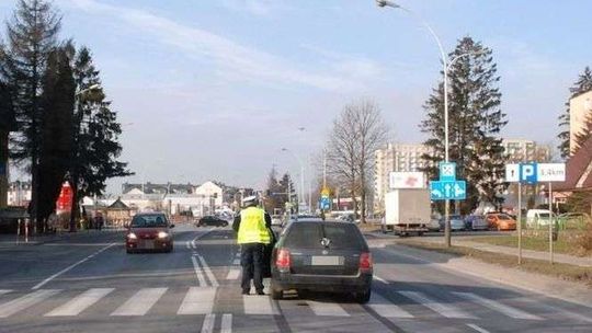Omijał ciężarówkę przed przejściem dla pieszych. Potrącił 63-latka 