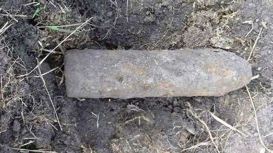 On pracował, ona spacerowała. Znaleźli niewybuchy 