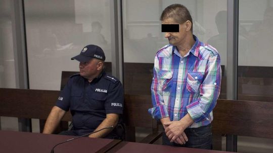 "Ona piła, on miał dość". 56-latek oskarżony o uduszenie żony
