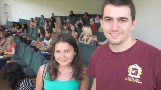 Ona przyjechała z Rosji, on z USA. W Lublinie uczą się języka polskiego