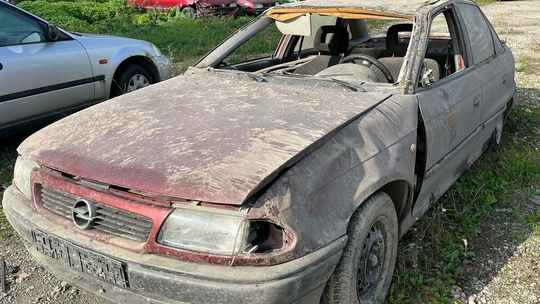 Opel dachował na polnej drodze. Kierowca był pijany