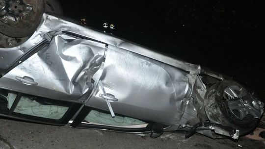 Opel staranował 30 metrów płotu i dachował