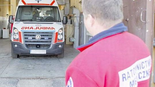 Opel uderzył w drzewo. Jedna osoba nie żyje