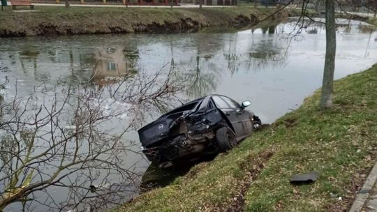 Opel wylądował w stawie. Kierowca miał 1,5 promila