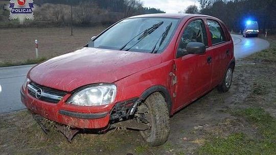 Opel wypadł z drogi na ostrym zakręcie. Ranny 80-letni kierowca