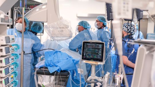 Operacja „zastawka w zastawkę” uratowała 84-latkę. Szpital nadal walczy o kontrakt na kardiochirurgię
