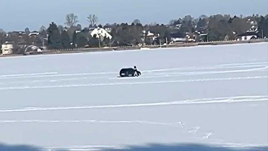 Oplem ślizgał się na Zalewie Zemborzyckim. Ryzykant stanie przed sądem