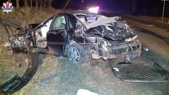 Opole Lubelskie: Brawurowa jazda zakończona dachowaniem samochodu