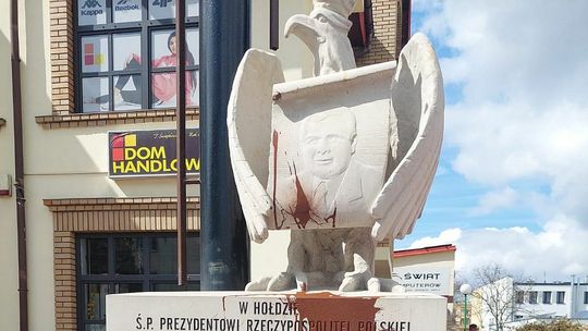 Opole Lubelskie. Pomnik w hołdzie Lechowi Kaczyńskiemu został w nocy zniszczony