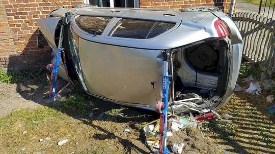 Opole Lubelskie. Skoda dachowała, przebiła betonowe ogrodzenie i uderzyła w dom