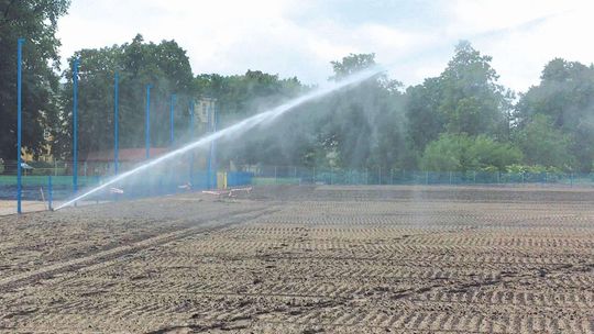 Opole Lubelskie: Testowali system zraszania murawy na stadionie