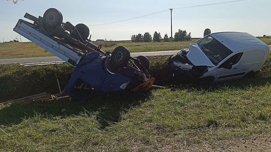 Opole Lubelskie. Wypadek podczas wyprzedzania. Dostawczak dachował w rowie