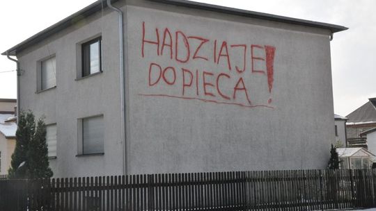 Opolskie: Mieszkaniec Zębowic wymalował na swoim domu wulgarny napis