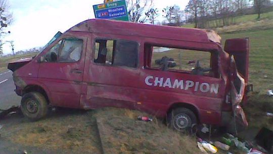 Opolskie: Wypadek busa na obwodnicy Grodkowa. 6 osób rannych