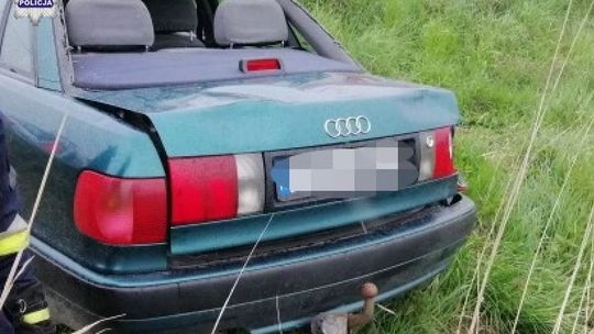 Opona wystrzeliła, a samochód dachował. Kierowca miał sporo szczęścia