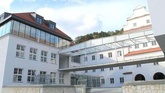 Opóźnienia w budowie szkoły w Kazimierzu Dolnym. Zdążą do września?