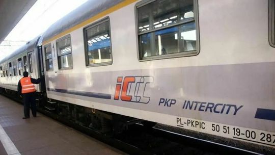 Opóźnienia w komunikacji miejskiej i na kolei. Przyczyną trudne warunki pogodowe