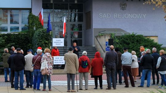 Opozycja protestowała przed sądem w Puławach. "Ziobro musi odejść"