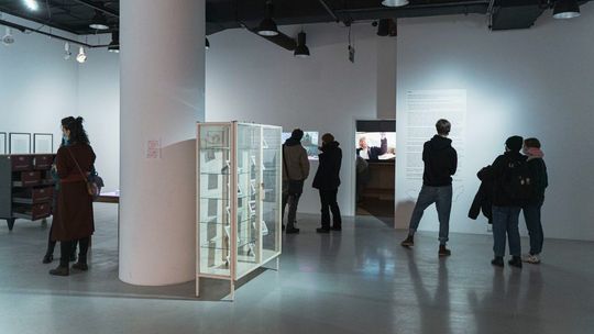 Oprowadzanie po wystawie "Powiększenie 3" w Galerii Labirynt