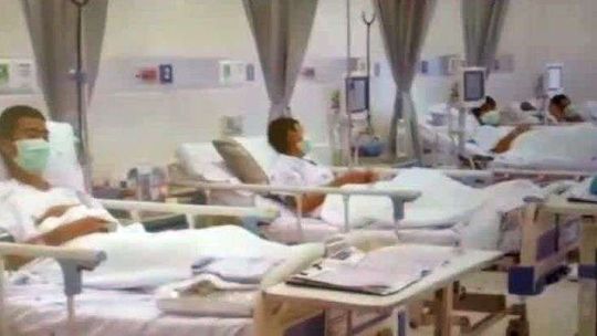 Opublikowano szpitalne zdjęcia 12 chłopców uratowanych z zalanej jaskini w Tajlandii