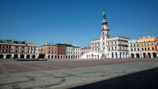 Opustoszały Rynek Wielki i ulice Zamościa. Mieszkańcy zostali w domach