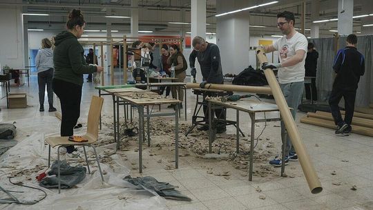 Opuszczony supermarket. Namiastka prywatności dla uchodźców w tekturowym miasteczku