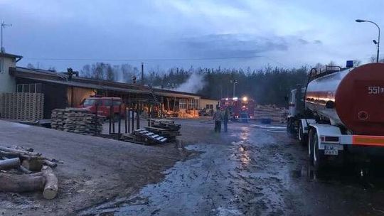 Orchówek: Kilkaset tysięcy zł strat po pożarze w fabryce