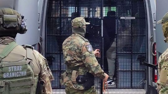 Organizowali przerzut imigrantów przez polsko-białoruską granicę. 11 cudzoziemców z zarzutami 