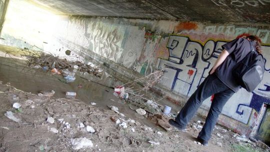 Orkana: Miały być chodniki, jest melina