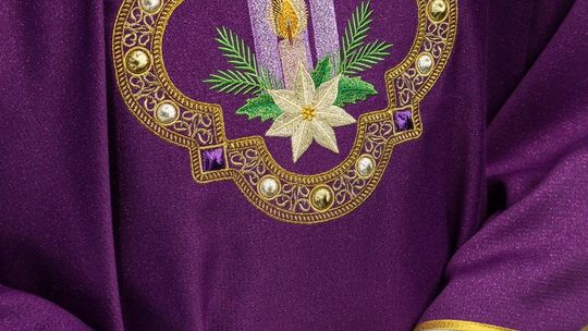 Ornaty i Liturgia Słowa: Jak Ubiór Podkreśla Przesłanie?