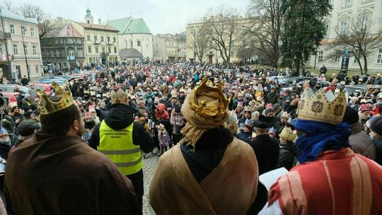 Orszak Trzech Króli przeszedł ulicami Lublina. Przed archikatedrą zebrały się tłumy [zdjęcia]