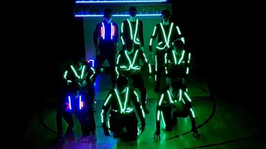 Oryginalny pomysł uczniów z bialskiej szkoły. LED-owe przebrania [wideo]