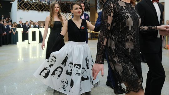 Oryginalny strój studniówkowy nauczycielki z Lublina. Zdjęcia uczniów na spódnicy