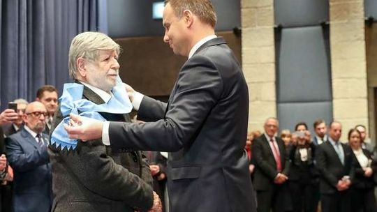 Orzeł Biały w Cytadeli Dawida. Andrzej Duda odznaczył Szewacha Weissa